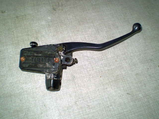 Yamaha FZR 1000 1GR Bremshebel + Bremspumpe + Halterung