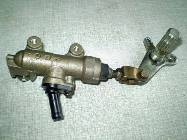 1106 GSX600F GN72B Bremspumpe hinten + Pedalaufnahme