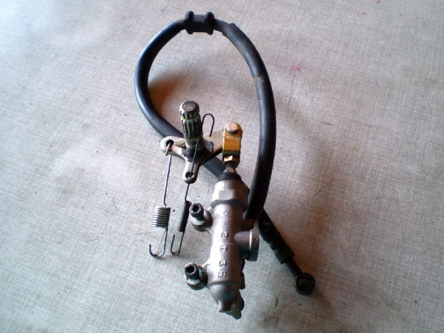 1119 GSX750F WVAK Bremspumpe hinten