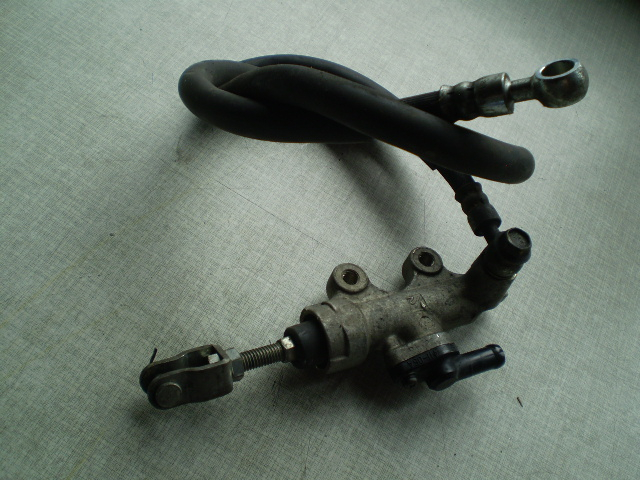 Suzuki GSX 1100F GV72C Bremspumpe hinten + Bremsleitung