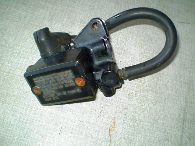 Kawasaki GPZ 600 R ZX600A Bremspumpe vorne + Halterung Leitung