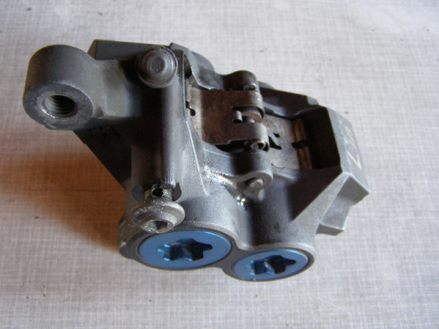 1105 YZF-R6 RJ03 Bremssattel vorne links inkl. Beläge