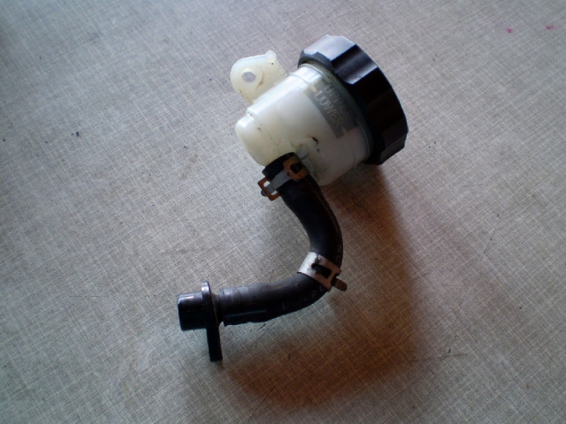 1119 GSX750F WVAK Bremsbehaelter hinten