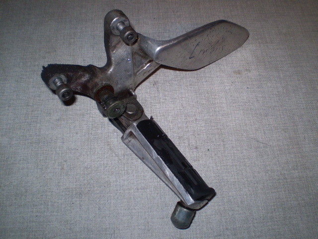 1127 YZF600R 4TV Fußraste + Halterung links vorne