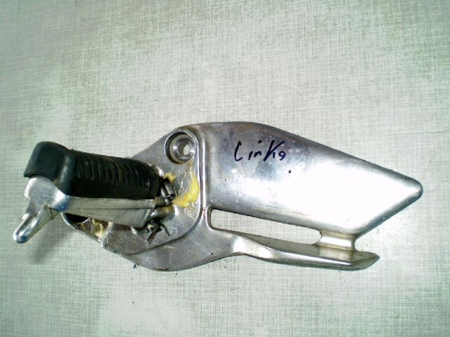 1107 XJ900 Diversion 4KM Fußraste links Halterung