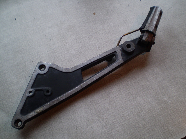 Kawasaki GPZ 1000 RX ZXT00A Halterung Fußraste links