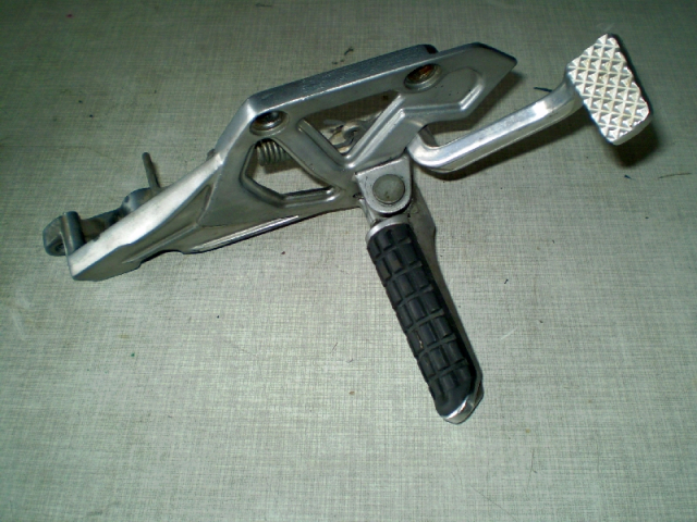 1115 ZZR1100 ZXT10C Fußraste rechts Halterung