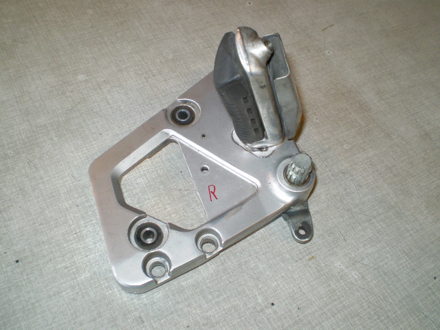 1206 GSX 1100F GV72C Halteplatte rechts Fußrastenplatte
