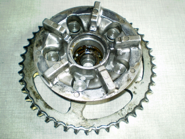 1106 GSX600F GN72B Kettenrad 45 Zähne + Aufnahme