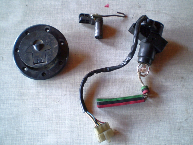 1109 GPX600R ZX600A Schloss-Satz