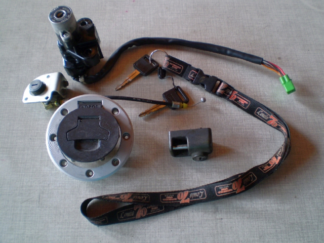 1119 GSX750F WVAK Schloss-Satz