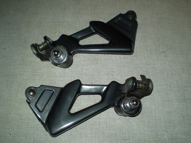 1131 ZZR1100 ZXT10D Soziushalterung r + l  - Fußraste -