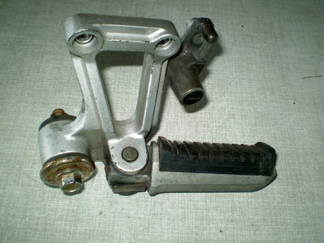 Kawasaki GPZ 600 R ZX600A Soziusraste + Halterung links hinten