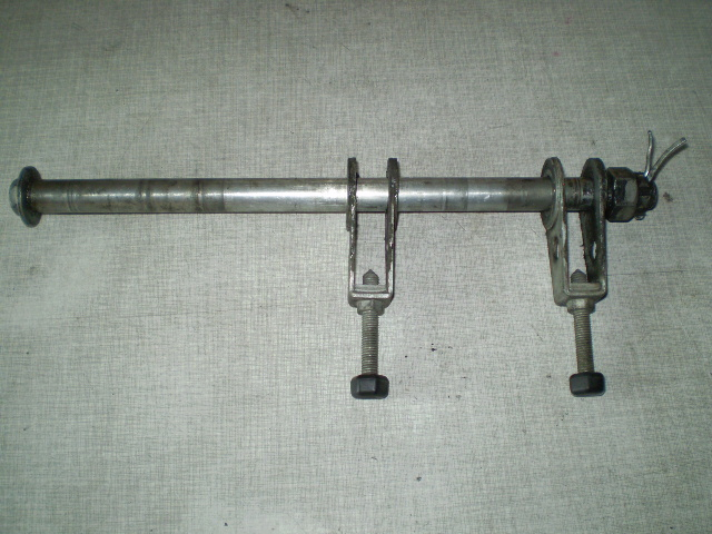 1128 GPX600R ZX600A Steckackse hinten + Kettenspanner